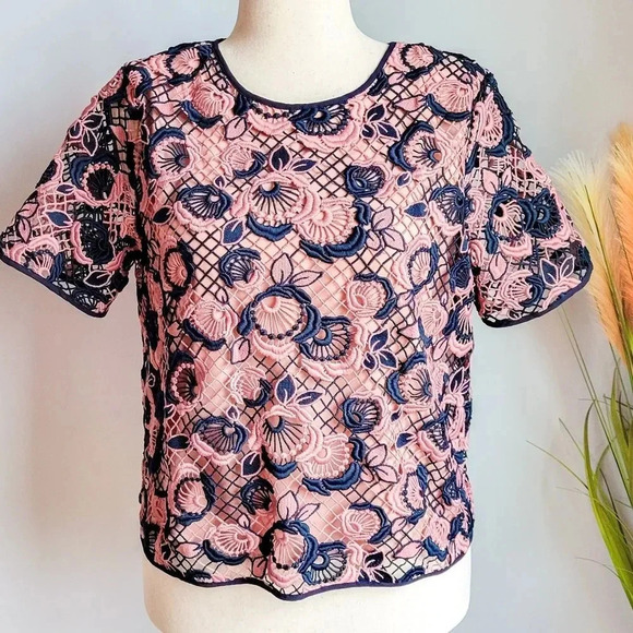 Ann Taylor Pink Navy Crochet Floral Lace Layered Short Sleeve Top SZ 8 Preppy - Picture 3 of 12